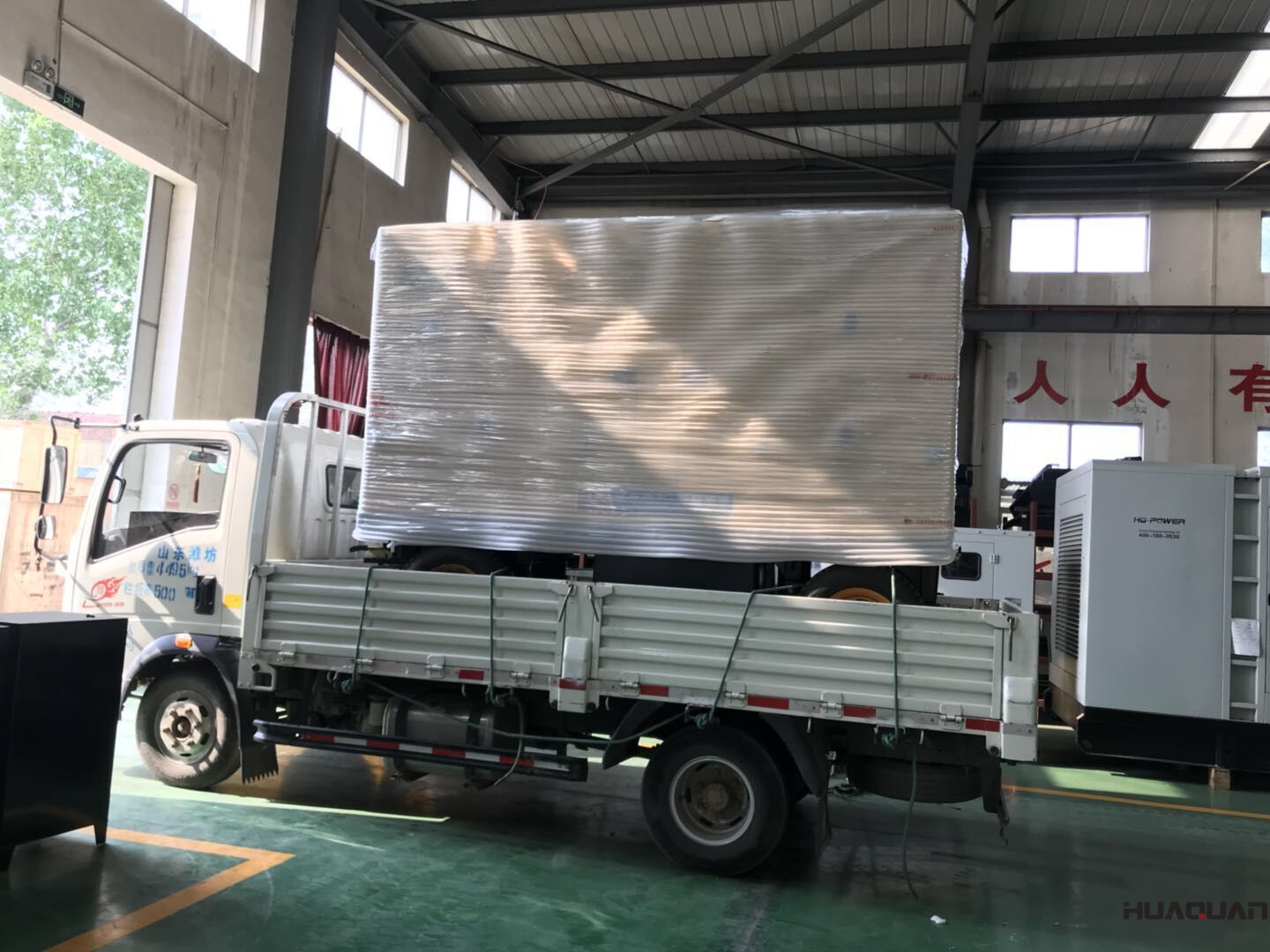 一臺300kw靜音箱柴油發電機組于8月16日順利發往四川