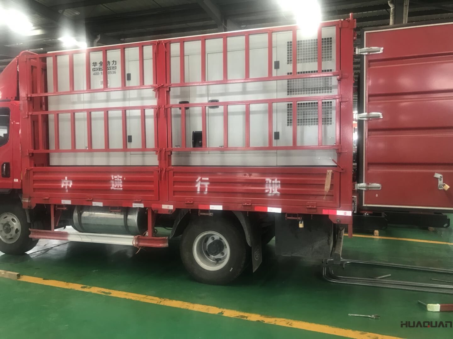 一臺300kw靜音箱型柴油發電機組于9月13日發往河南