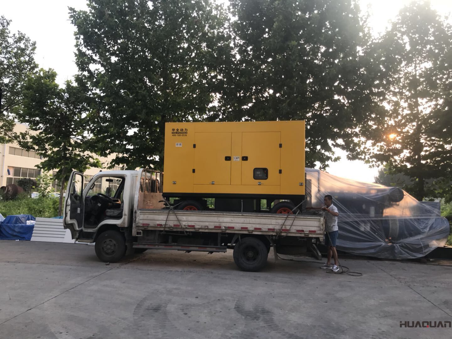 一臺(tái)300kw移動(dòng)靜音拖車型柴油發(fā)電機(jī)組于9月23日發(fā)往山東