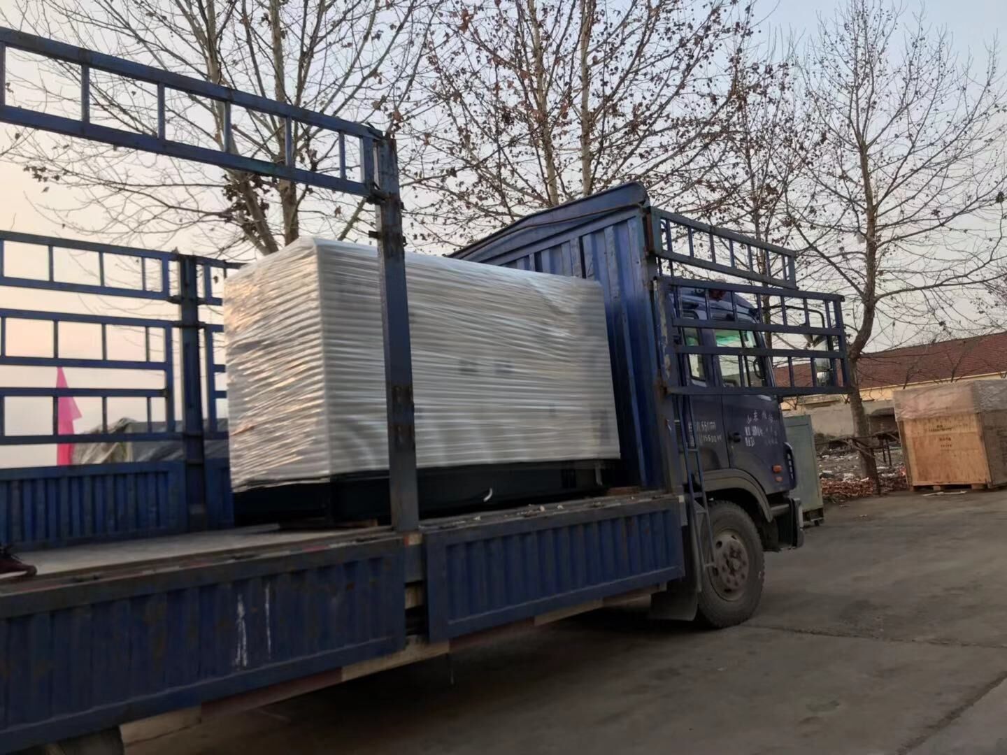 李先生從華全動(dòng)力采購(gòu)的75kw移動(dòng)拖車(chē)柴油發(fā)電機(jī)組已于12月13日順利發(fā)往北京市