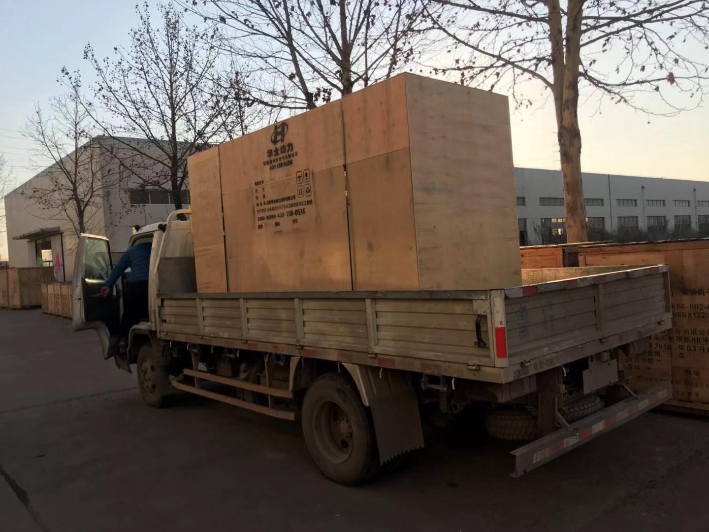 鄒先生從華全動力訂購的800kw靜音箱柴油發電機組已于12月26日順利發往山東省