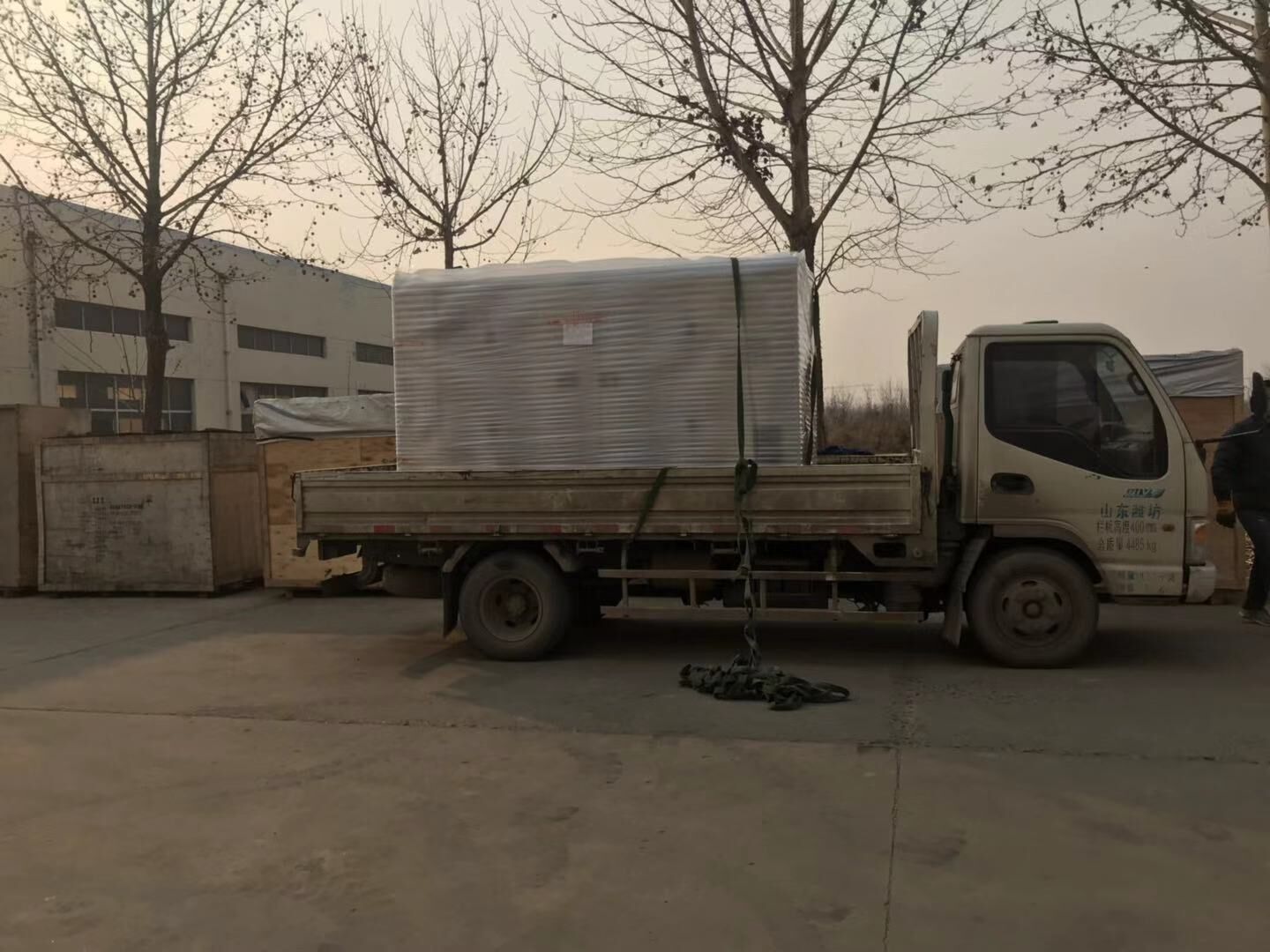 華全動力一臺100kw含棚移動拖車柴油發電機組于1月9日成功發往福建省